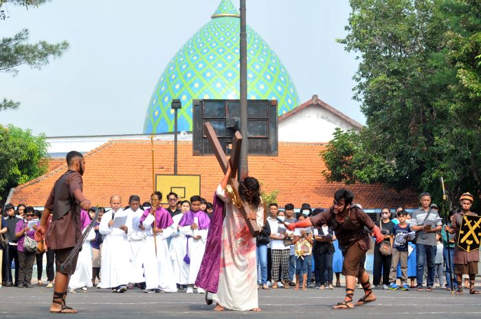 PROSESI JALAN SALIB: Umat nasrani menggelar prosesi Jalan Salib, dalam rangkaian perayaan Tri Hari Suci Paskah 2024 di Gereja Katolik Santo Mikael Surabaya, Jumat (29/30). (ANDY S/RADAR SURABAYA)