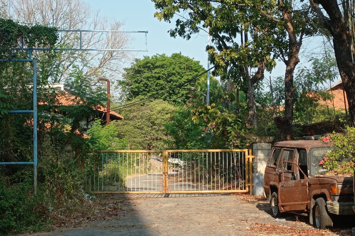 Bekas wahana di Taman Remaja Surabaya ditumbuhi rumput liar.