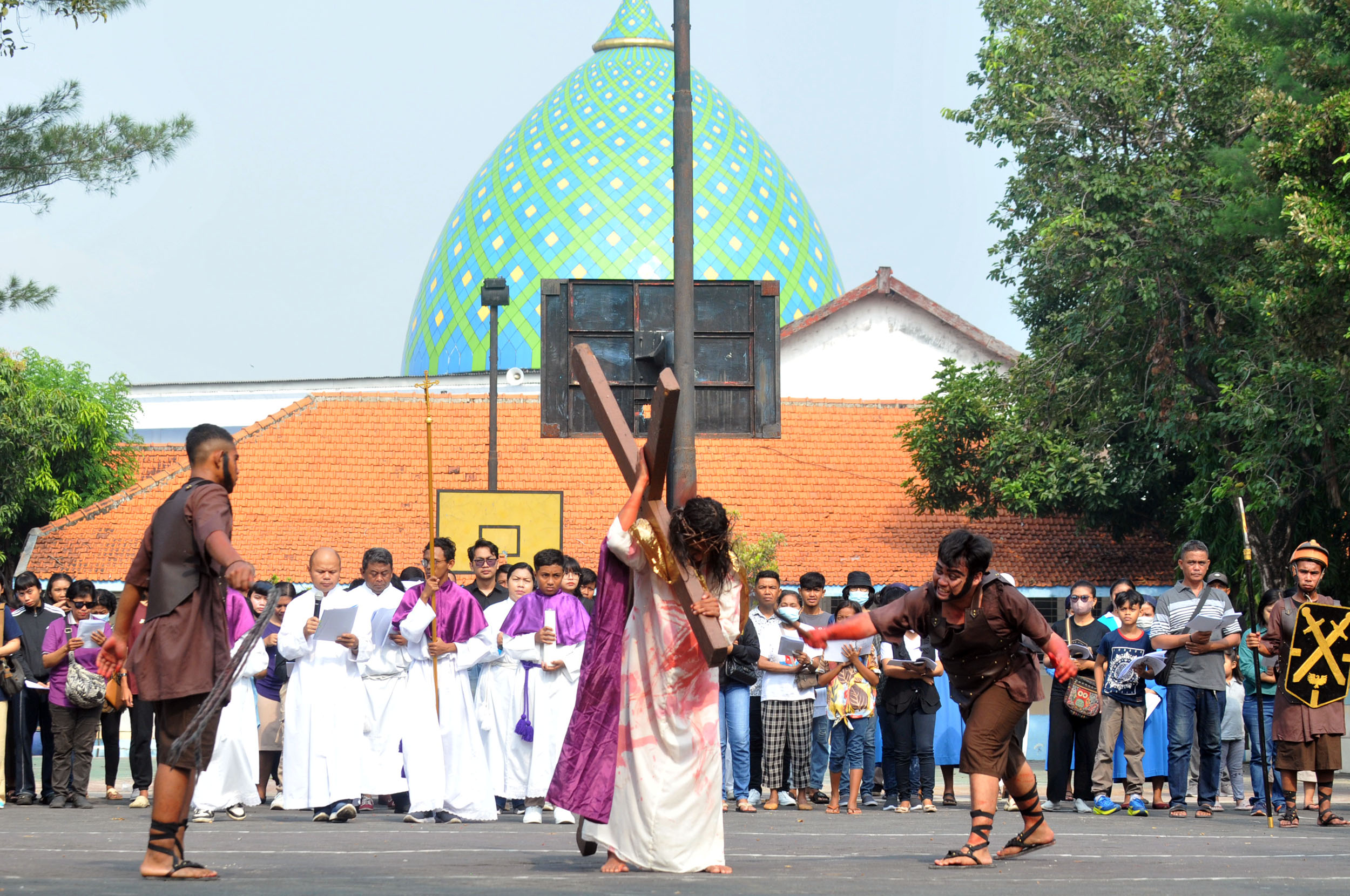 Visualisasi jalan salib mengenang sengsara Kristus di halaman Gereja Santo Mikael, Tanjung Perak, Surabaya (Andy Satria/Radar Surabaya)