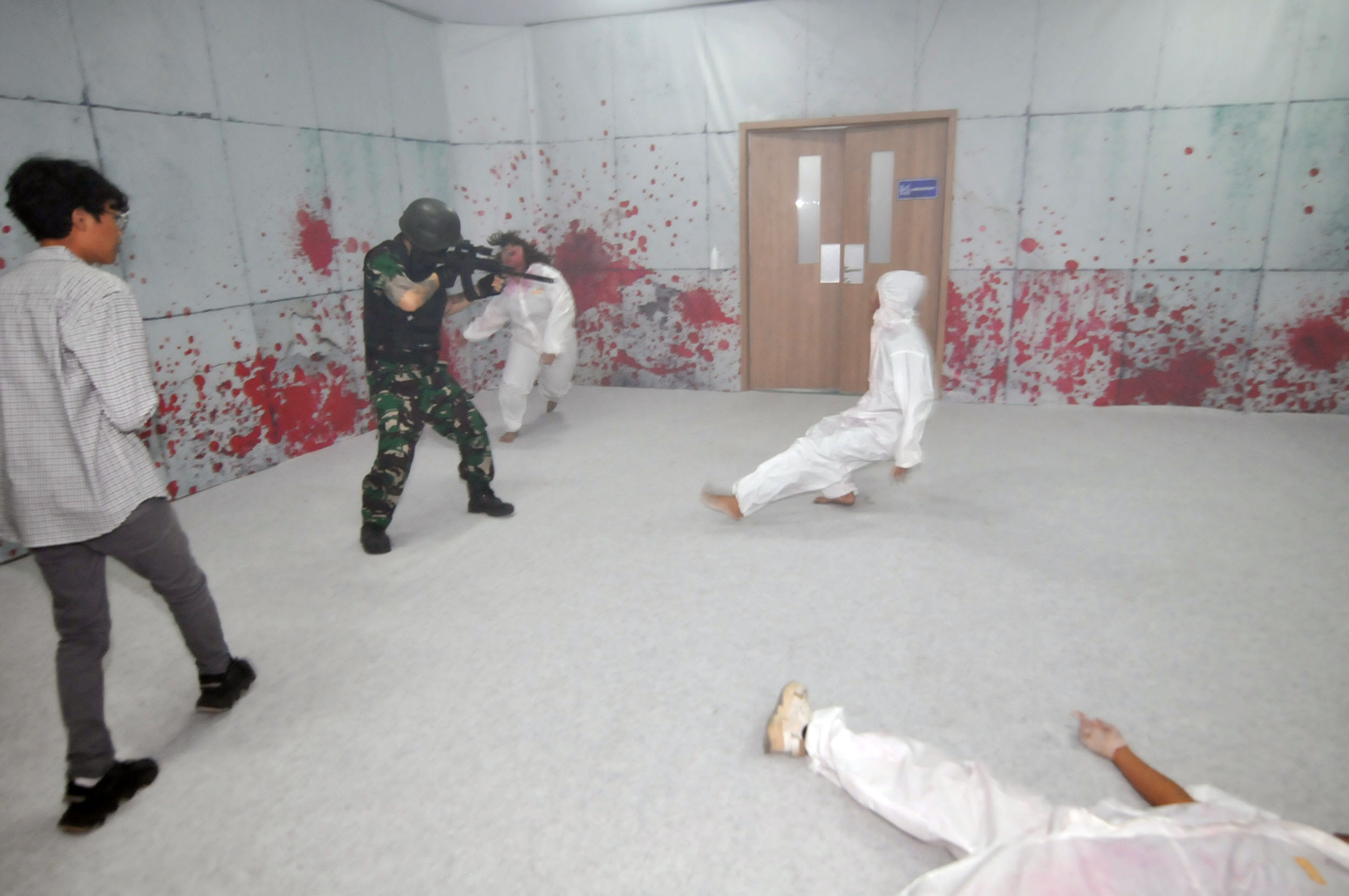 Operasi pelumpuhan zombie dalam wahana Pandora Experience di Ciputra World Surabaya.