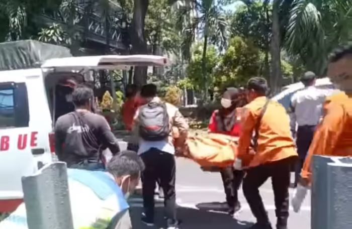 NAHAS: Petugas mengevakuasi mayat korban F untuk dibawa ke RSUD dr Soetomo, Surabaya, Sabtu (30/3). IST)