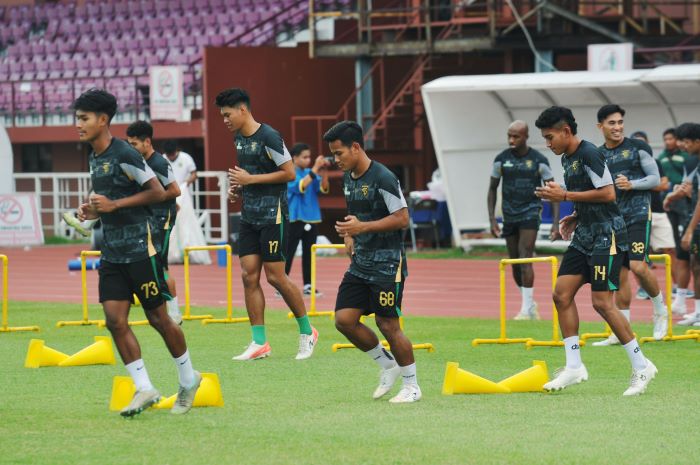 FOKUS: Latihan Persebaya di Lapangan Thor Surabaya sebagai persiapan menghadapi Dewa United. (ANDY S/RADAR SURABAYA)