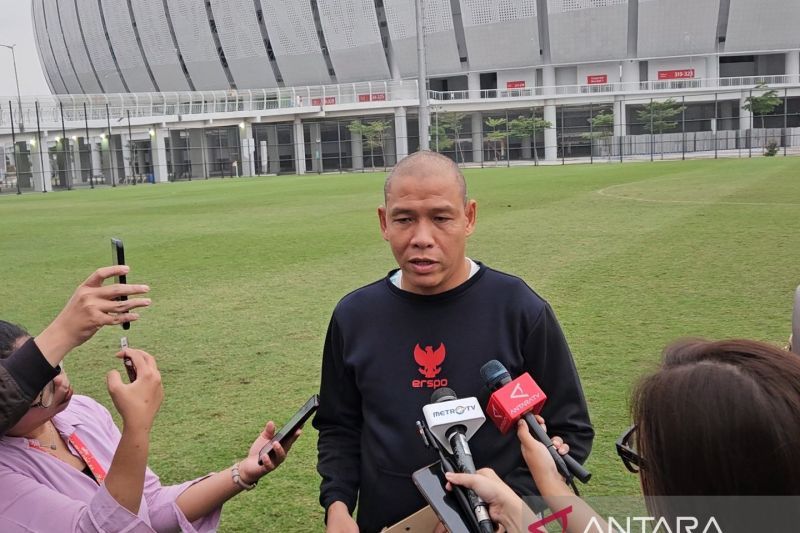 Pelatih timnas U-16 Nova Arianto menjawab pertanyaan pewarta setelah memimpin latihan tim di lapangan latihan Jakarta International Stadium, Jakarta, Minggu (31/3/2024).