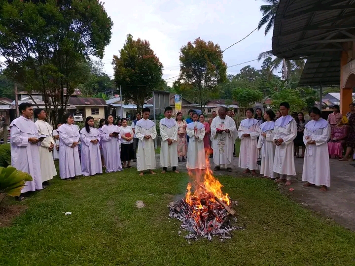 Persiapan penyalaan lilin pada misa Vigili Malam Paskah.  Paskah sebagai puncak perayaan pekan suci bagi umat Kristiani (IST).