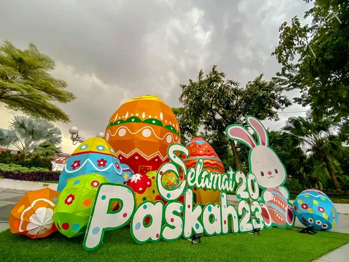 Ornamen telur paskah dan kelinci untuk memeriahkan Hari Raya Paskah di Surabaya (PEMKOT SBY)