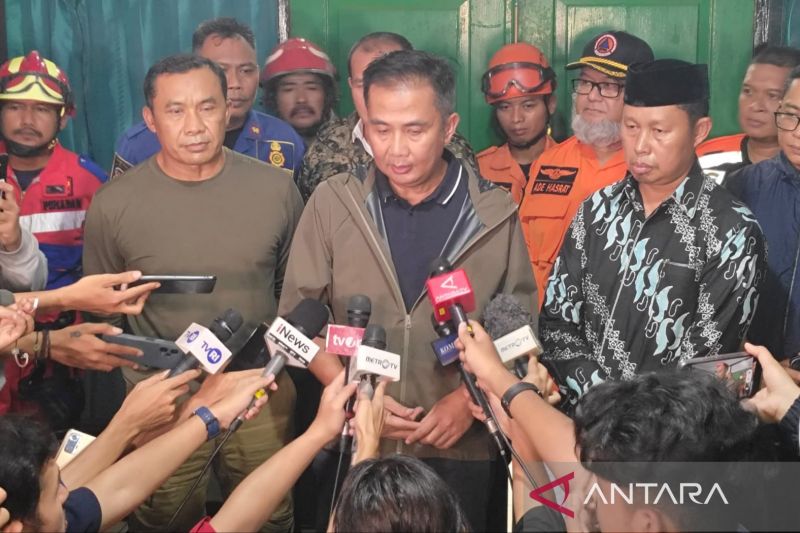Penjabat Gubernur Jawa Barat Bey Machmudin meninjau lokasi kebakaran di Gudang Amunisi Daerah Kodam Jaya, Desa Ciangsana, Kecamatan Gunung Putri, Kabupaten Bogor, Sabtu malam.