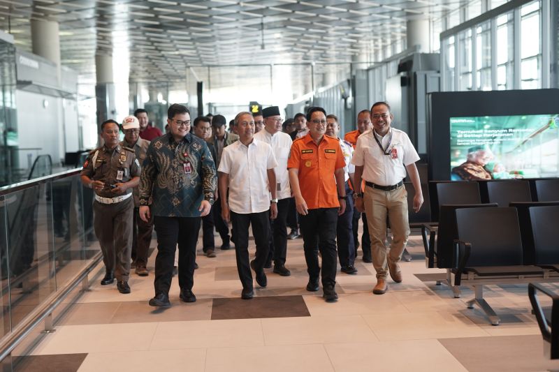 Pj Gubernur Adhy Karyono saat meninjau Bandara Dhoho Kediri didampingi Bupati Kediri Hanindhito Himawan Pramana di Kediri, Jatim, Sabtu (30/3/2024).