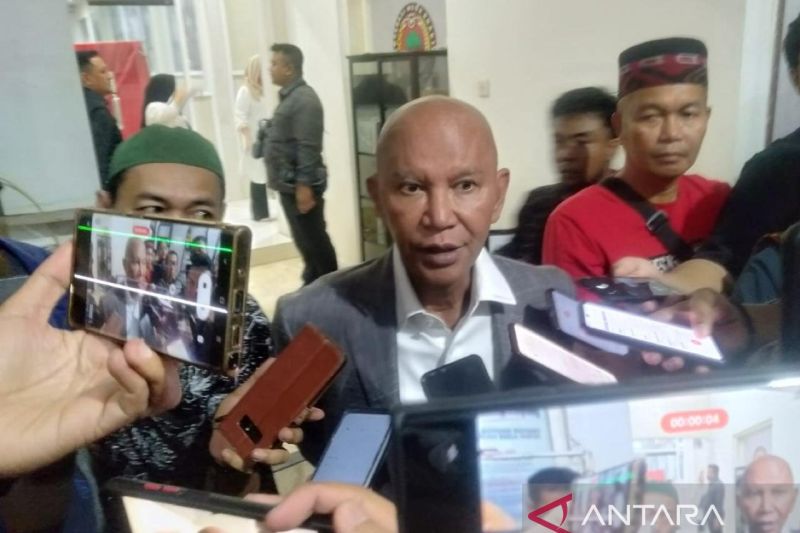 Ketua DPD PDIP Jatim Said Abdullah ketika menyampaikan keterangan pers di Surabaya, Minggu (31/3/2024).