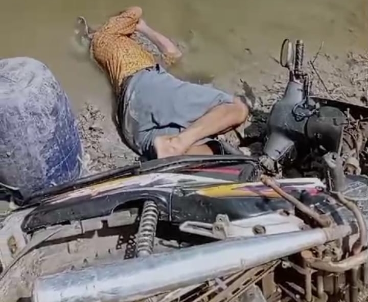 TERJEREMBAB DI TAMBAK: Korban Soepar penjaga tambak yang ditemukan meninggal di lokasi saat bekerja.
