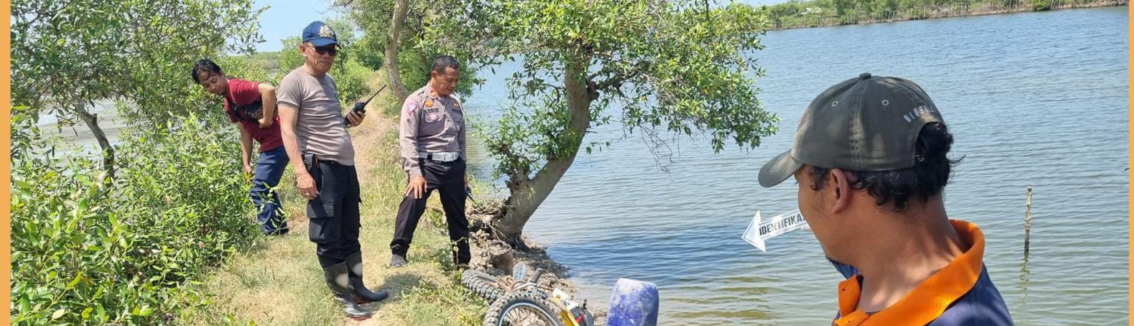 Petugas mengevakuasi jenazah penjaga tambak di kawasan Keputih, Surabaya (IST)