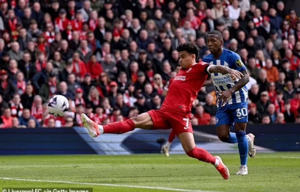 GOL PERTAMA: Luis Diaz cetak gol penyeimbang.