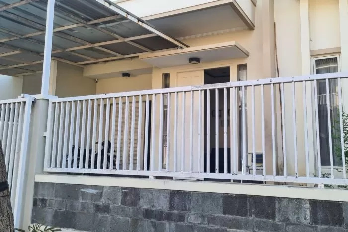 PT Val Consultant selaku penyalur baby sitter beralamat di sebuah rumah di kompleks perumahan Jalan Kalisari Permai, Kecamatan Mulyorejo, Surabaya.