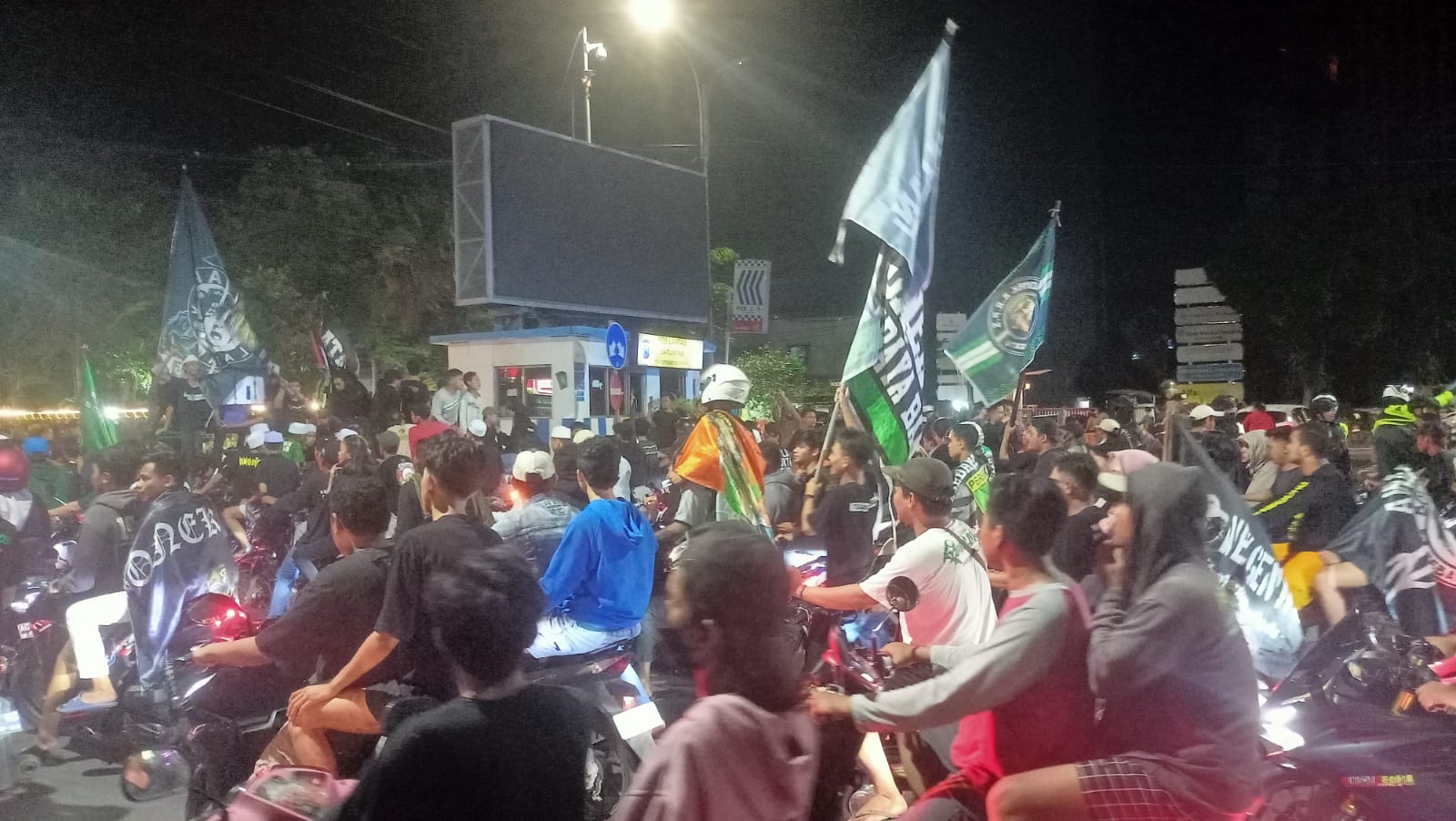 KONDUSIF: Sahur on The Road kelompok suporter dijaga ketat kepolisian agar berjalan aman dan lancar.
