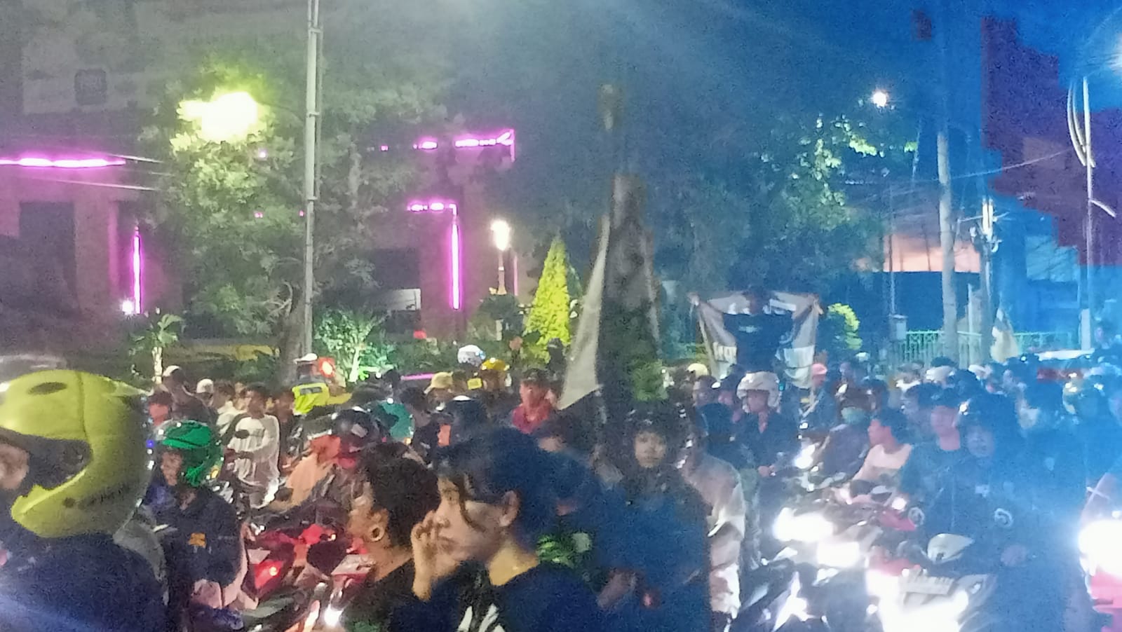 KONDUSIF: Sahur on The Road kelompok suporter dijaga ketat kepolisian agar berjalan aman dan lancar.