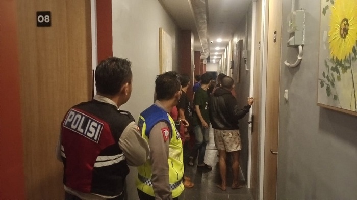 GEREBEK: Kapolsek Sukolilo Kompol I Made Patera N memimpin langsung kegiatan Operasi Pekat yang berhasil menjaring 10 pasangan kumpul kebo dari kamar hotel di wilayah Sukolilo, Sabtu (30/3). (IST)