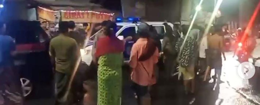 MASUK MOBIL: Pelaku jambret diduga sudah diamankan petugas dan dibawa ke Polsek Asemrowo, Sabtu (30/3) malam. (IST)