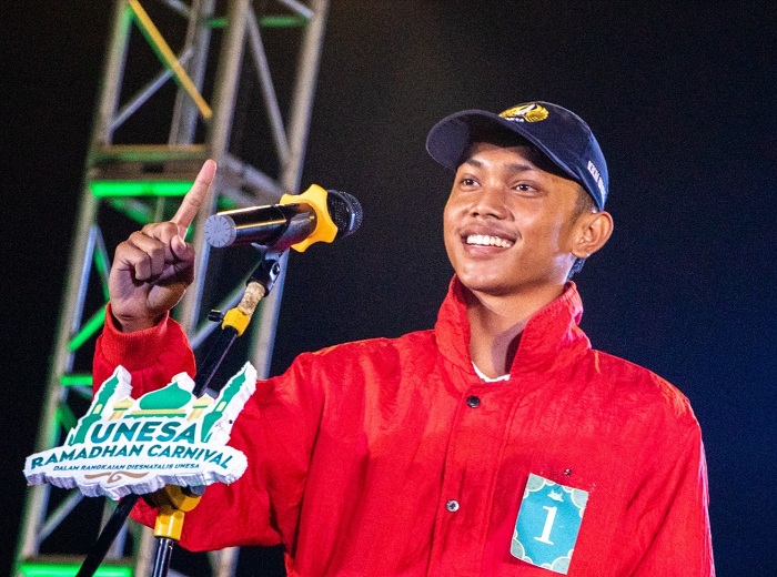 BUKAN CAK HASAN: Salah satu pemenang lomba impersonate Rektor Unesa, Prof. Dr. Nurhasan, M.Kes. (IST)