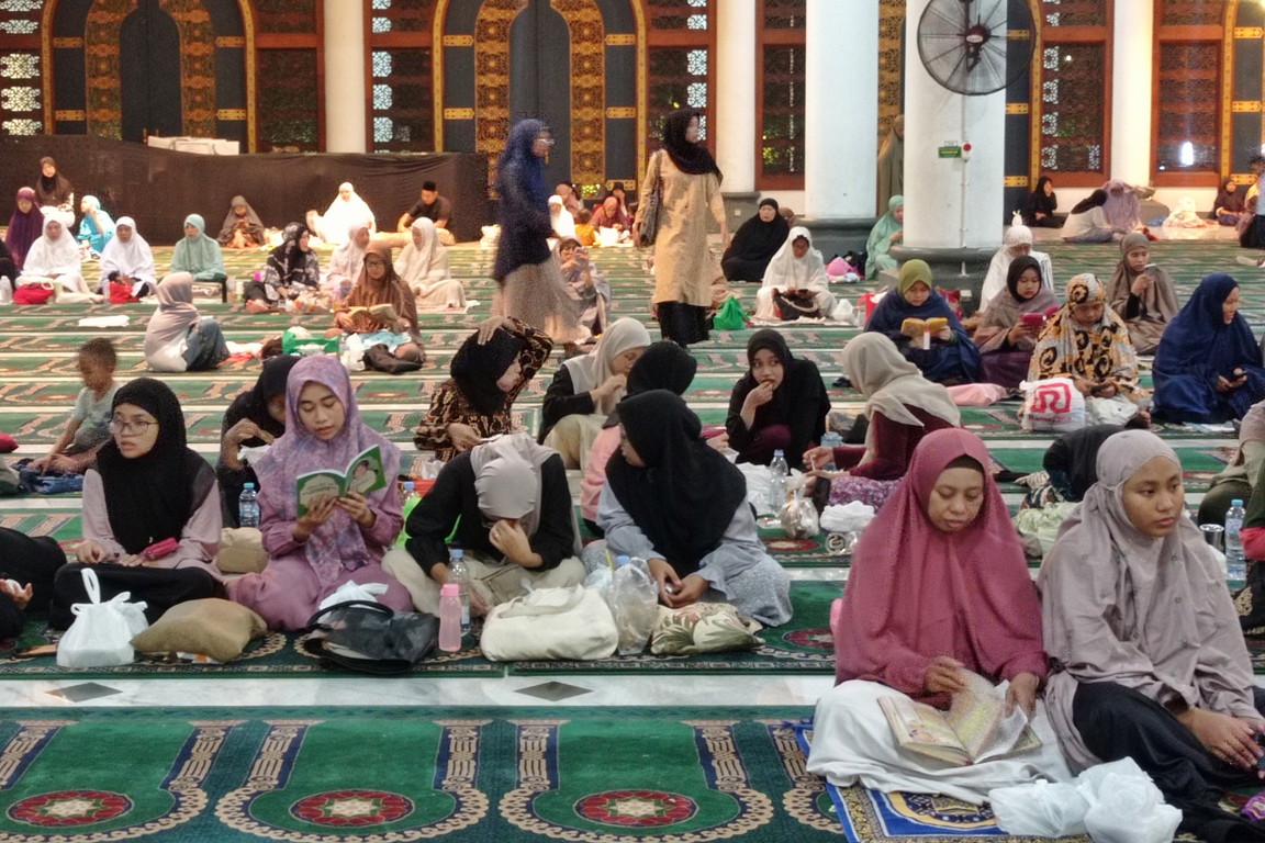 Sejumlah jemaah melakukan Iktikaf di Masjid Al Akbar Surabaya (SURYANTO/RADAR SURABAYA)