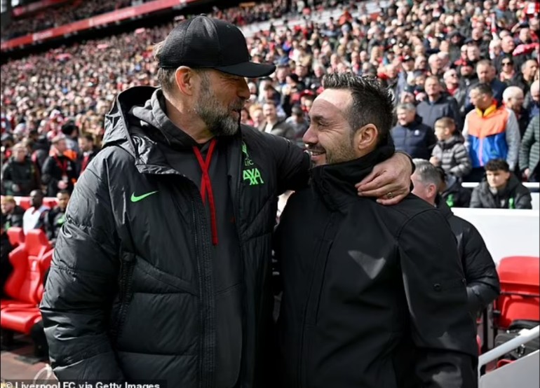 PENASARAN: Jurgen Klopp bersama Roberto De Zerbi.