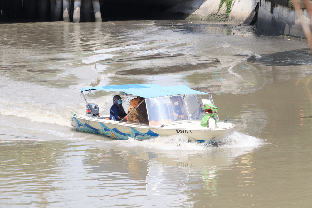 SENSASI SUNGAI: Sejumlah wisatawan lokal menikmati wisata perahu susur Sungai Kalimas Surabaya. Pemkot bakal menata kembali salah satu destinasi wisata unggulan itu.
