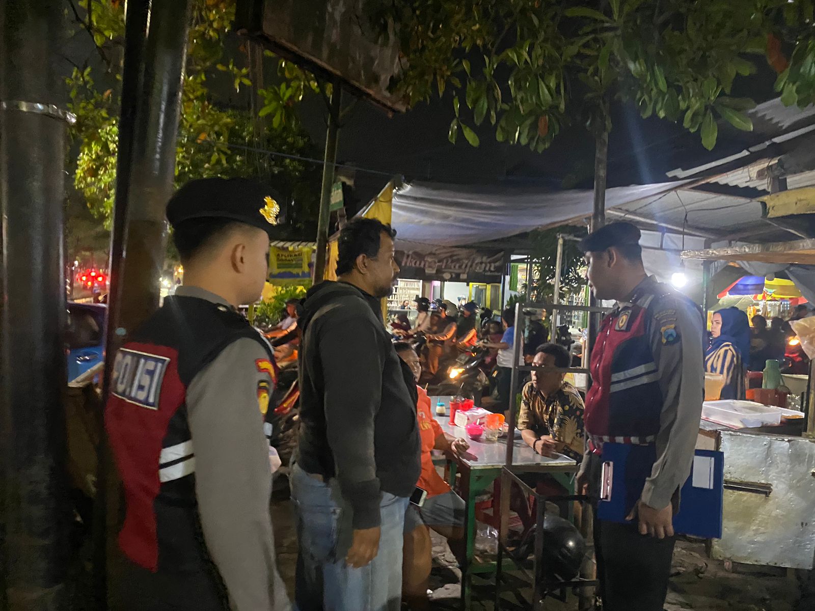 Seorang penjual miras diamankan polisi di Jalan Mojo Surabaya.