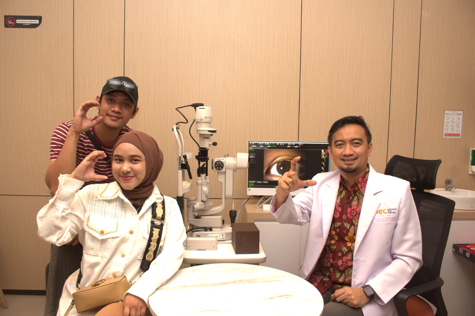 KONSULTASI: Vabella Widitiar didampingi suami saat melakukan kontrol dengan dr. M. Nurdin Zuhri, SpM.