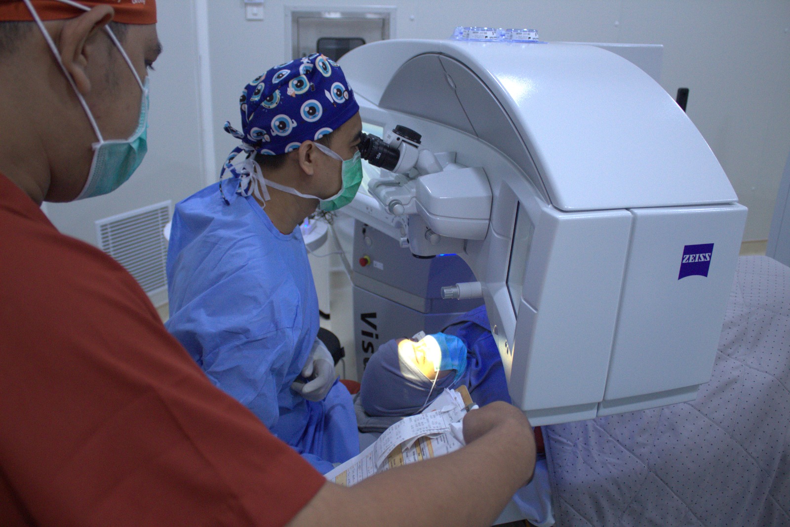 METODE TERBAIK: Vabella Widitiar saat menjalani tindakan Femto Lasik di NEC Surabaya.