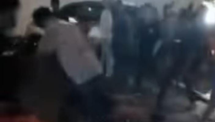 LEMAS: Seorang pria diduga pelaku jambret dihajar massa di Jalan Mulyosari, Surabaya, Selasa (2/4).