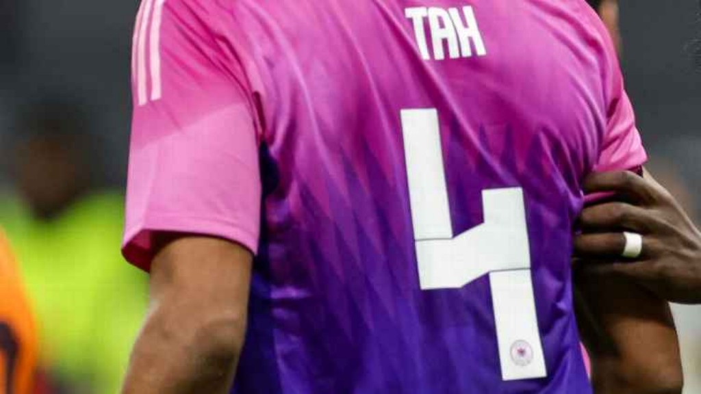 Jersey No.4 Timnas Jerman yang saat ini dikenakan bek tengah Jonathan Hlao Tah.