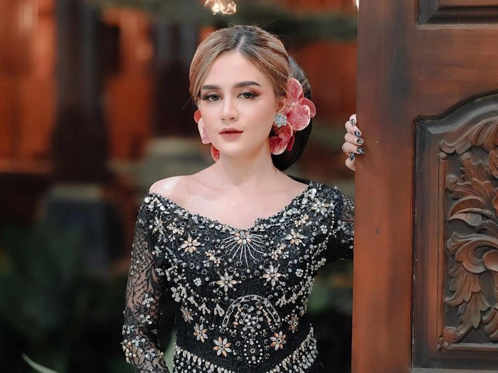 Sinden bule Irene Ghea yang akan tampil di KBS saat Lebaran nanti untuk menghibur pengunjung bersama penyanyi asli Surabaya Maretha Primadani.