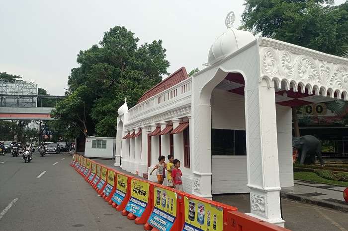 FINISHING: Pos Pengamanan yang didirikan Polda Jatim untuk masa libur Lebaran di depan Kebun Binatang Surabaya (KBS), Senin (1/4). (SURYANTO/RADAR SURABAYA)