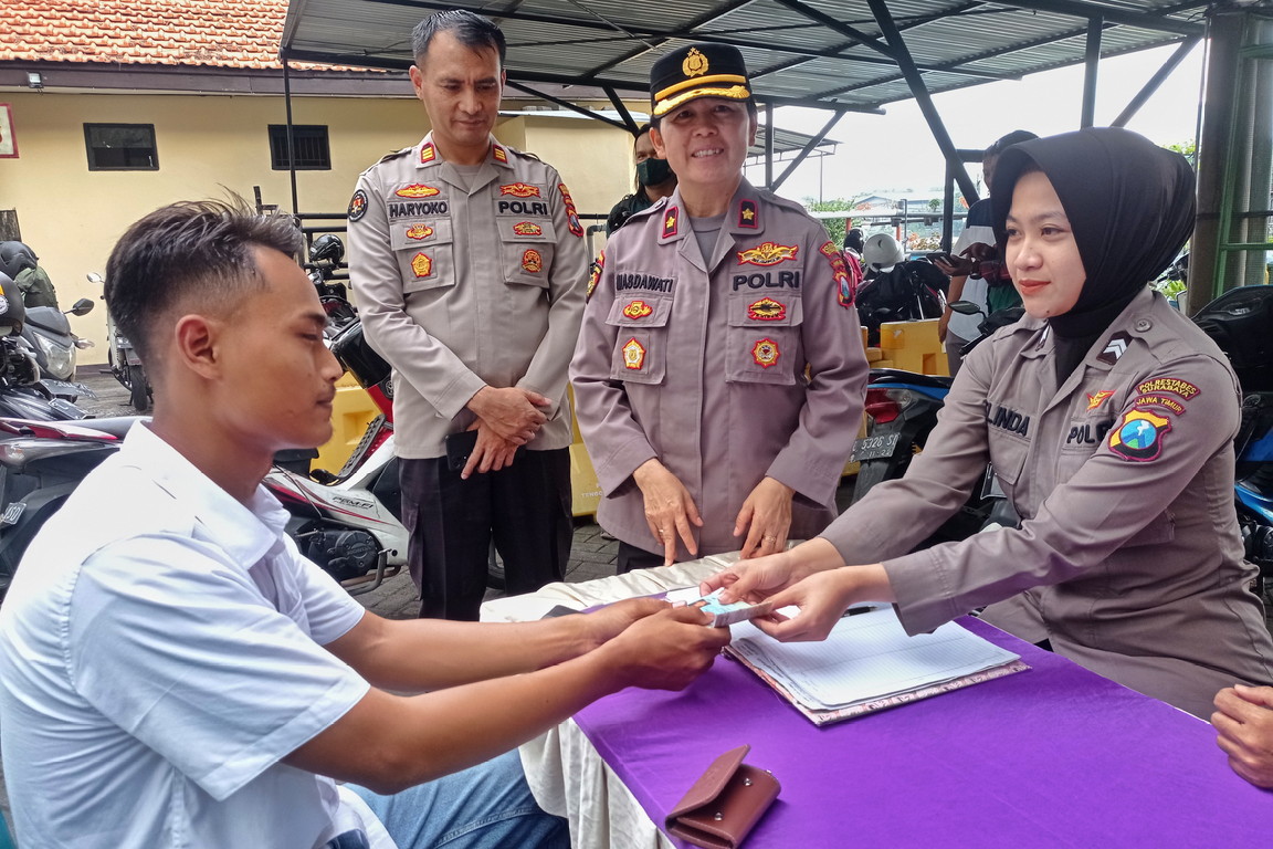 Warga menitipkan kendaraannya saat mudik di Polsek Tenggilis Mejoyo, Surabaya (Suryanto/Radar Surabaya).