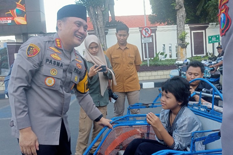 Kapolrestabes Surabaya Kombes Pol Pasma Royce saat berbuka puasa bersama tukang becak di halaman Mapolrestabes Surabaya, Rabu (3/4).