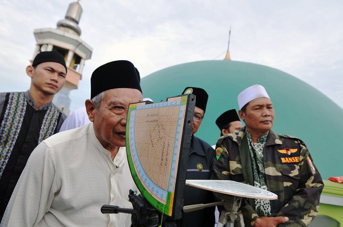 PANTAU HILAL: Kiai Masduki, pengurus Masjid Al Mabrur, Nambangan, Surabaya melakukan rukyatul hilal untuk menentukan awal Ramadan 1445 H pada 10 Maret lalu. (ANDY S/RADAR SURABAYA)