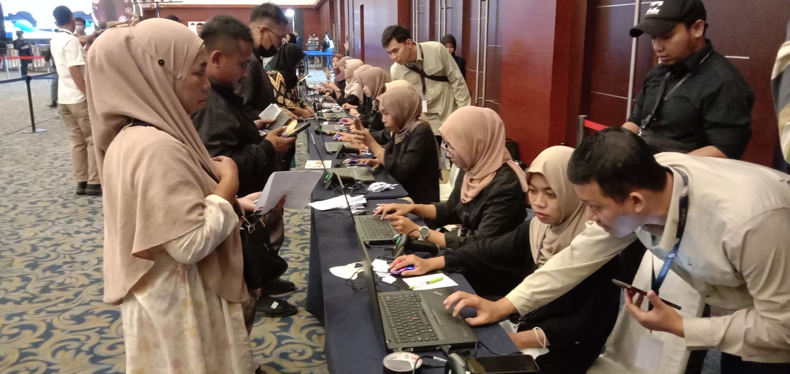 Earga mengantre untuk melakukan penukaran uang pecahan baru melalui kas keliling Bank Indonesia .