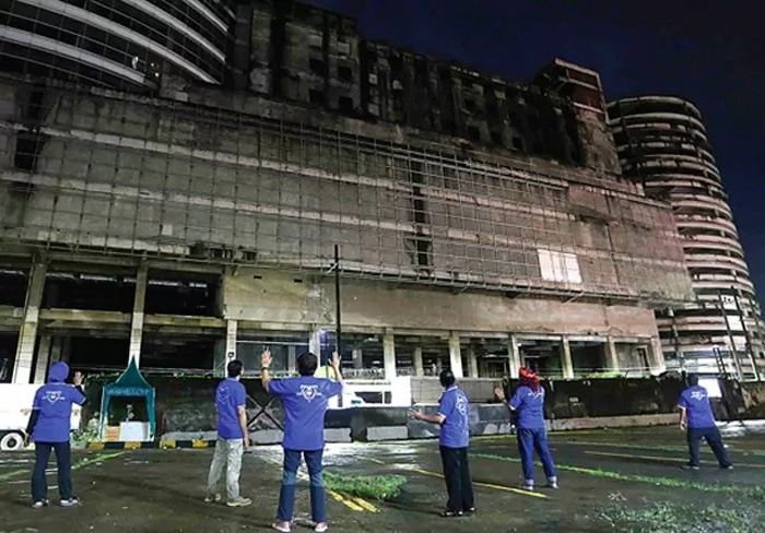 Gedung  mangkrak di Jalan Raya Ngagel yang kini banyak dihuni makhluk astral.