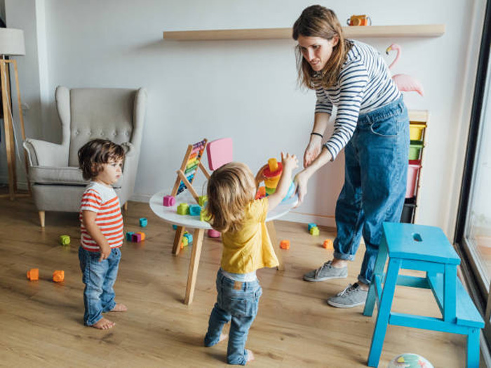 Ilustrasi baby sitter.