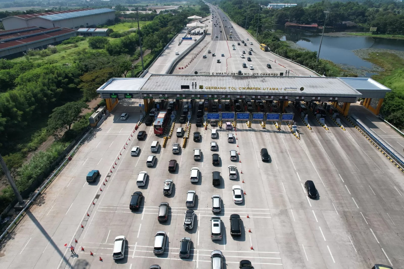 Jasa Marga memberlakukan diskon tarif tol selama arus mudik dan balik Lebaran 2024.