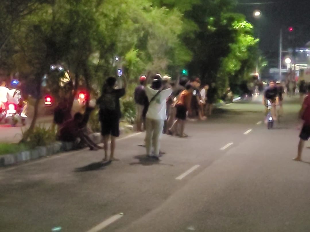 ADU KECEPATAN: Dua joki balap sepeda angin atau BMX menggelar aksi balapan liar di Jalan Gunungsari.