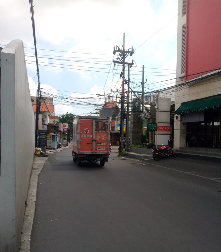 Suasana pagi yang cerah di kawasan Siwalankerto, Surabaya (Hurek/Radar Surabaya).