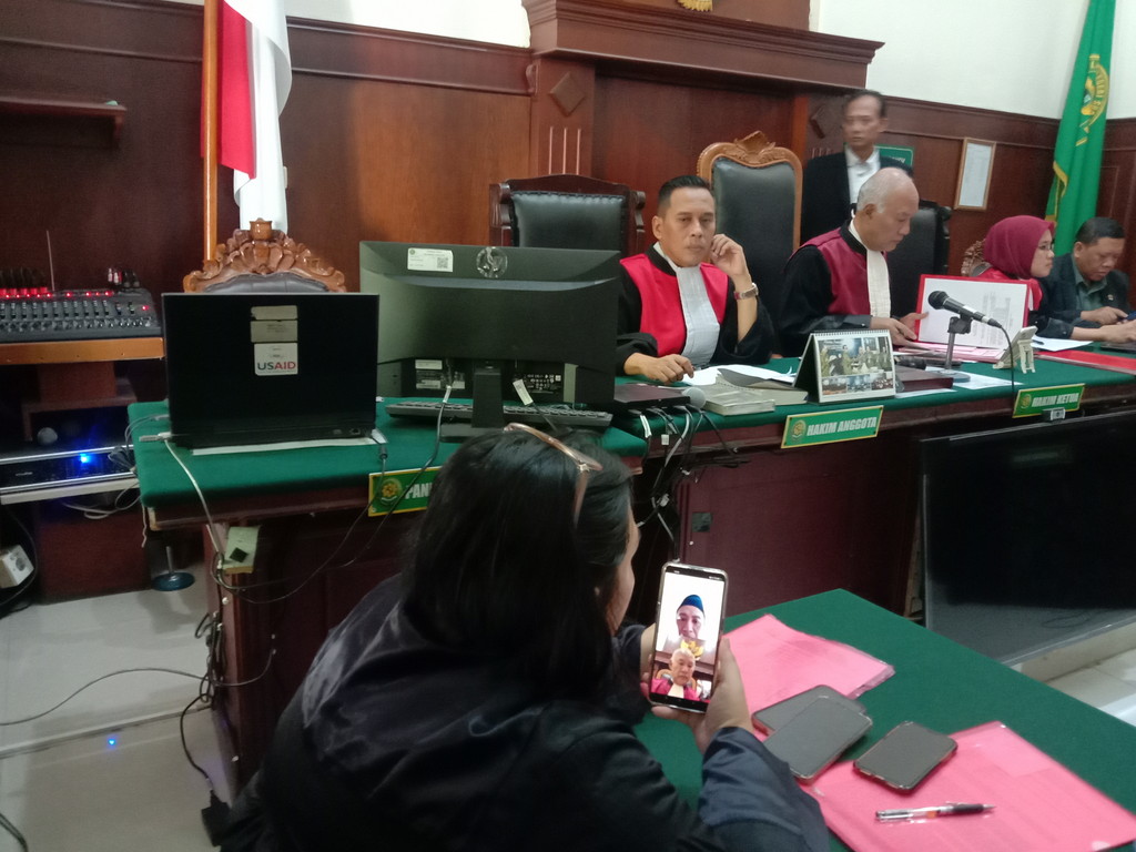 Terdakwa Sultoni diadili di PN Surabaya secara daring (FAJAR YULIYANTO/RADAR SURABAYA).