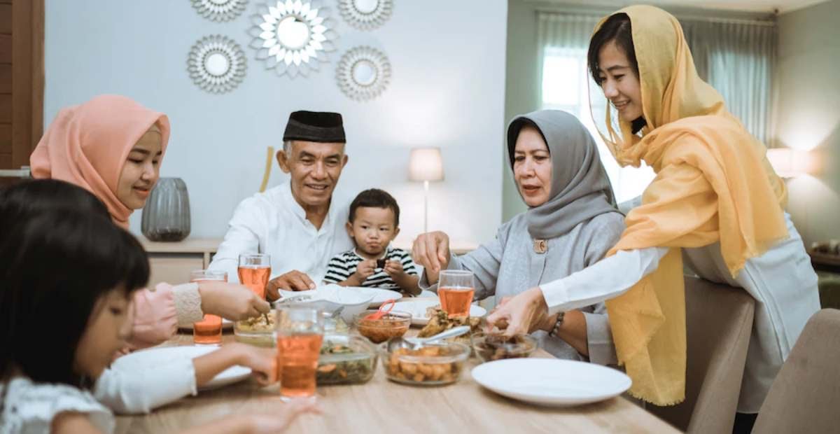Ilustrasi makan bersama saat Lebaran.