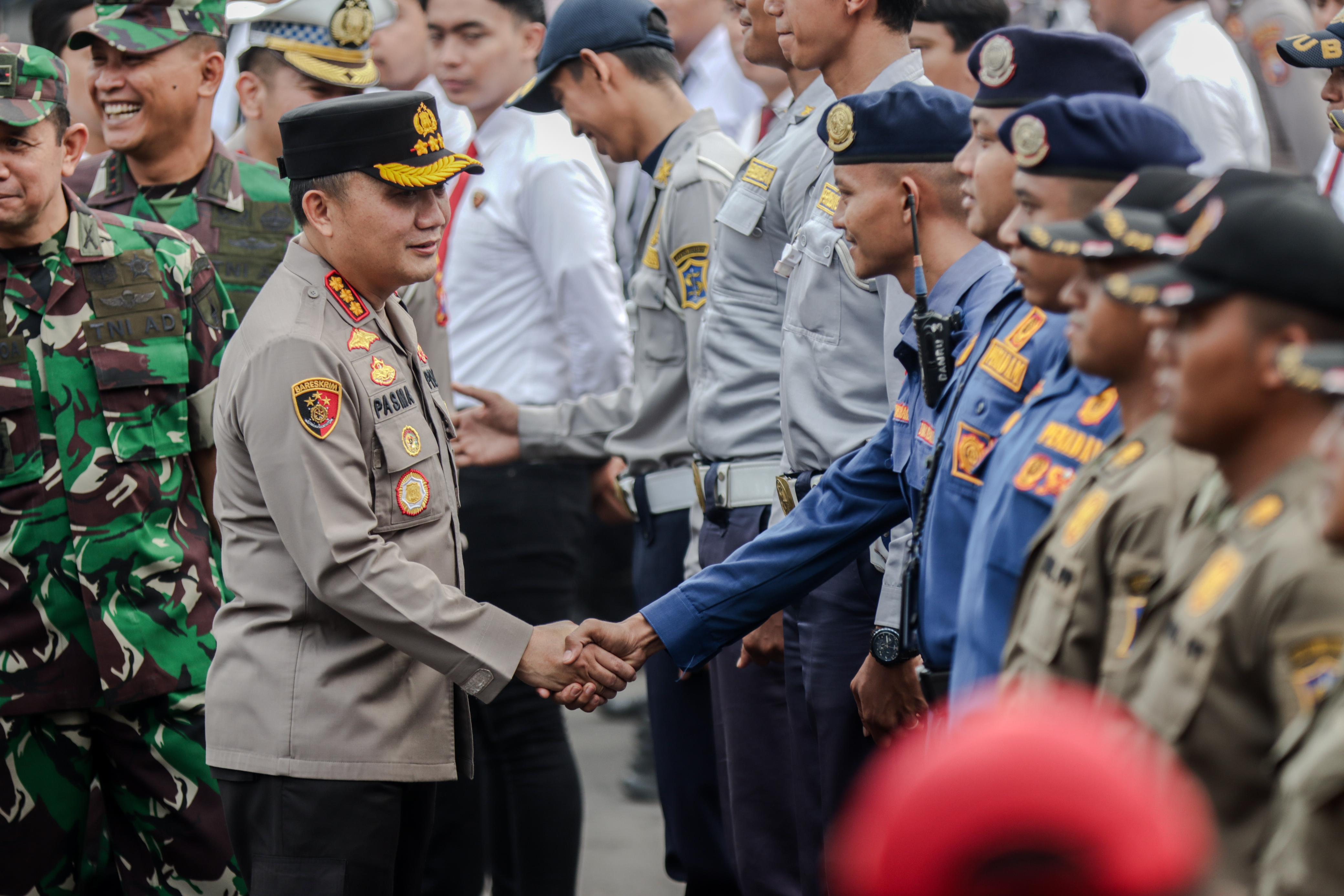 Kapolrestabes Surabaya Kombes Pol Pasma Royce memeriksa kesiapan pasukan jelang Operasi Ketupat Semeru 2024 (IST).