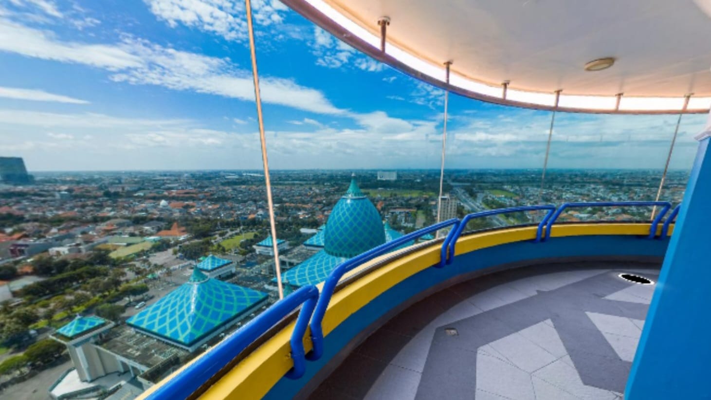 PEMANDANGAN INDAH: Pengunjung bisa menikmati cityscape melalui Menara 99 Masjid Nasional Al Akbar Surabaya.