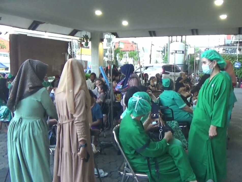 Puluhan pasien RS Adi Husada Surabaya dievakuasi setelah gempa bumi (RAHMAT SUDRAJAT/RADAR SURABAYA).