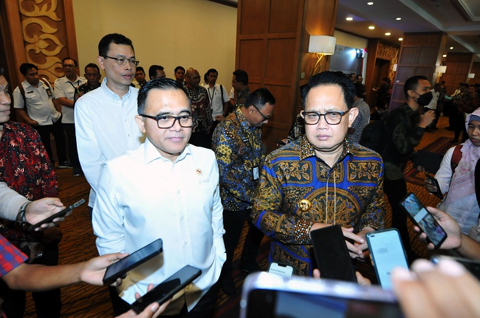 MUSRENBANG: Menteri PANRB, Abdullah Azwar Anas didampingi Pj Gubernur Jatim Adhy Karyono ketika menghadiri Musrenbang RPJPD, di Shangri-La Hotel Surabaya, Rabu (3/4). (ANDY S/RADAR SURABAYA)