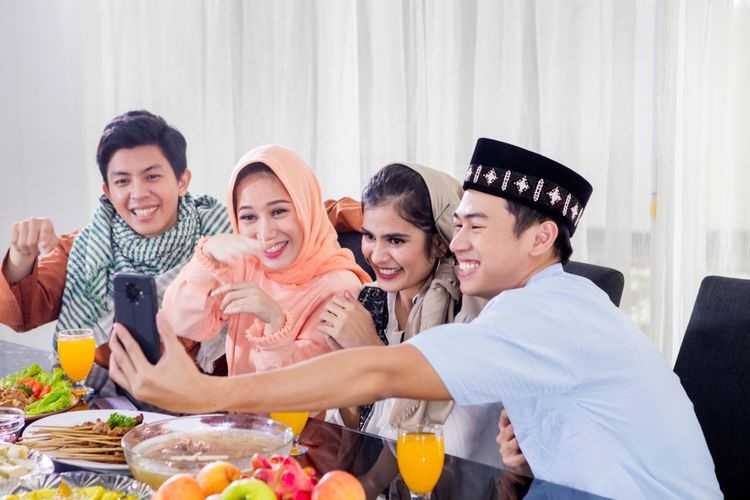 BAHAGIA: Lebaran menjadi momen berharga untuk kumpul bersama keluarga. (ALIANSI ZERO WASTE)