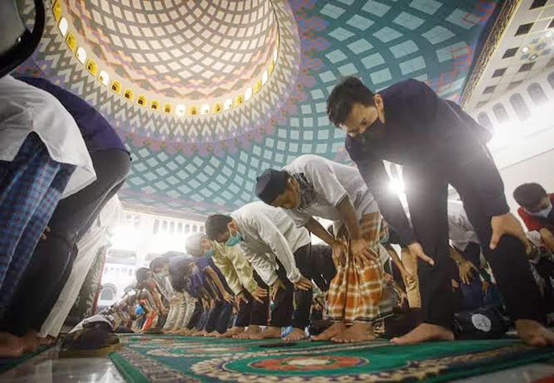 Salat tarawih di Masjid Al Akbar Surabaya.