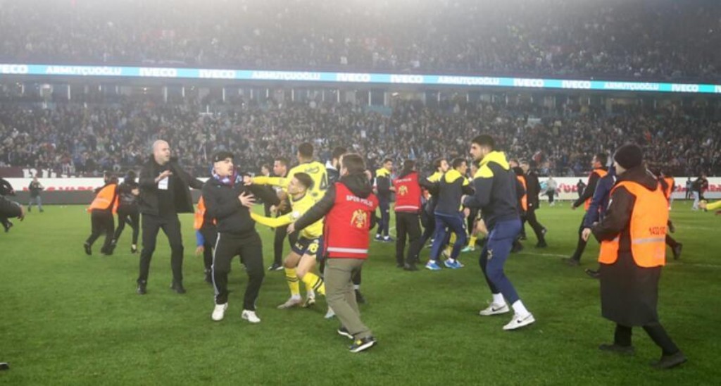 Suporter Trabzonspor masuk lapangan dan menyerang para pemain Fenerbahce.