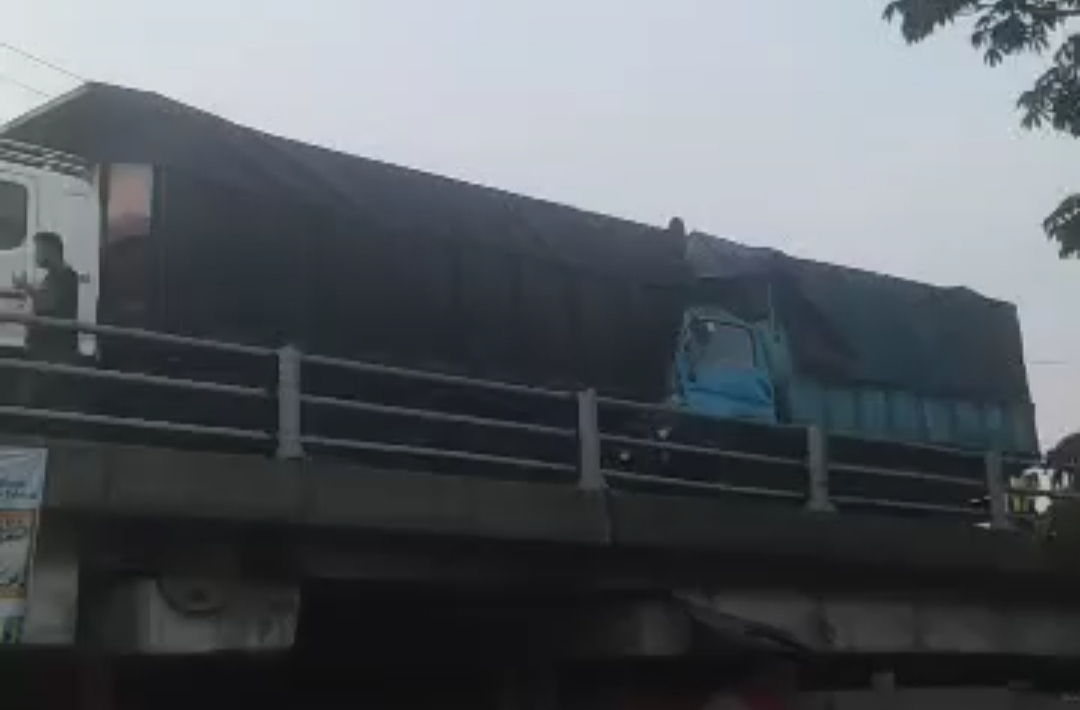 Kondisi truk colt diesel yang disopiri Didit Sudiaman menabrak dump truk di KM 3/B ruas Tol Dupak-Perak, Surabaya, Kamis (4/4). (IST)